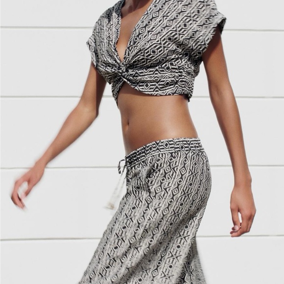 ZARA // NWT Black and White Geometric Crop Top - Picture 2 of 9